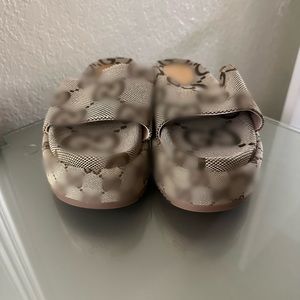 Sandals size 9